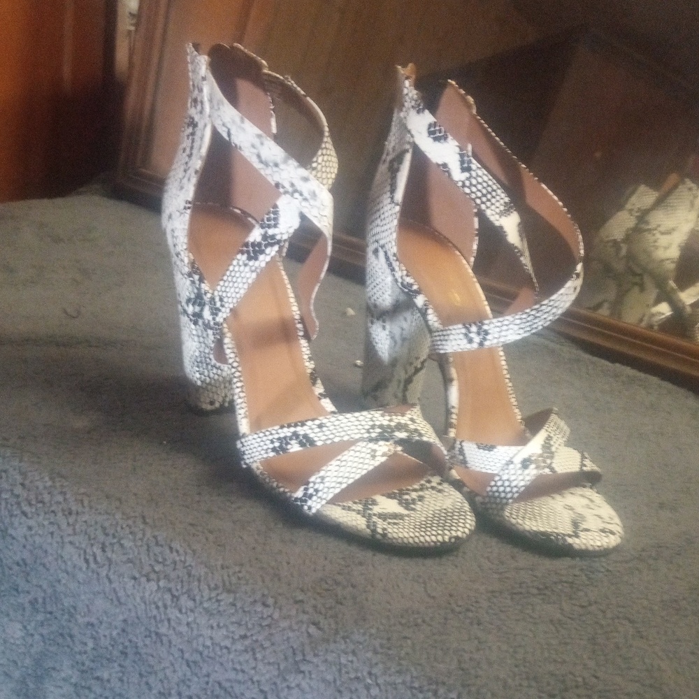 Size 9 X2B Black and White High Heels